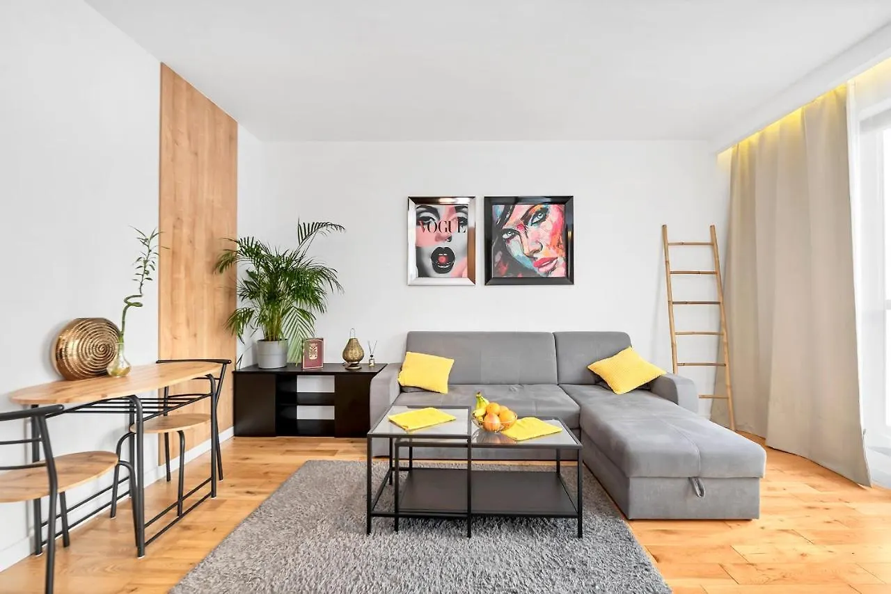 Modern Apartments With Access To The Pool Near Rondo Daszynskiego Station Varsovie