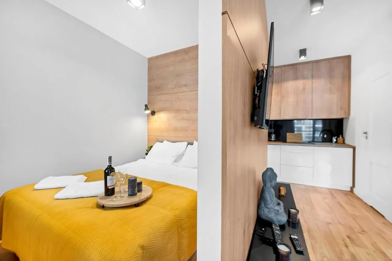 Modern Apartments With Access To The Pool Near Rondo Daszynskiego Station Varsovie