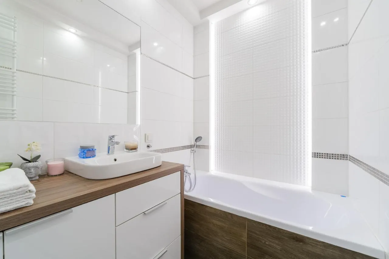 Modern Apartments With Access To The Pool Near Rondo Daszynskiego Station Varsovie 0*,  Pologne