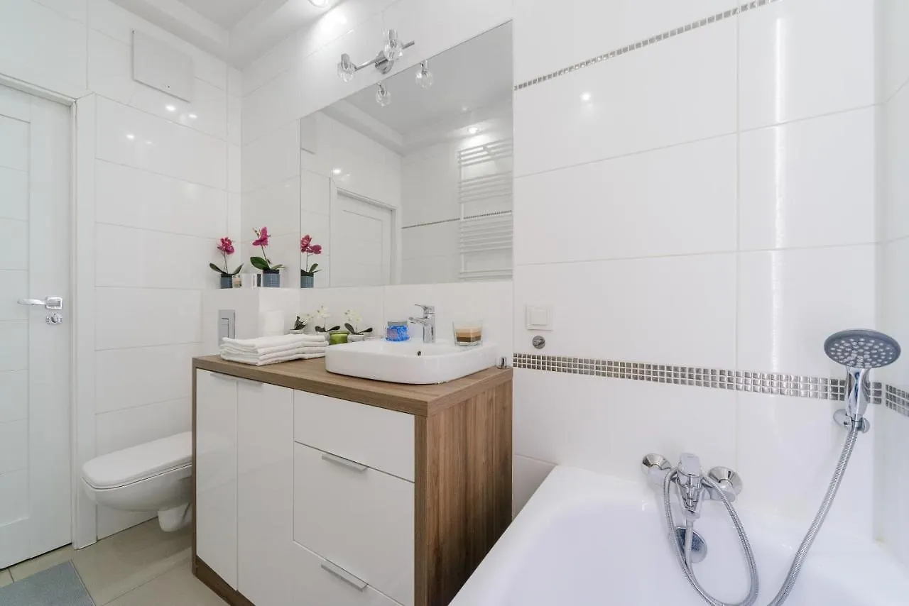 Modern Apartments With Access To The Pool Near Rondo Daszynskiego Station Varsovie Pologne