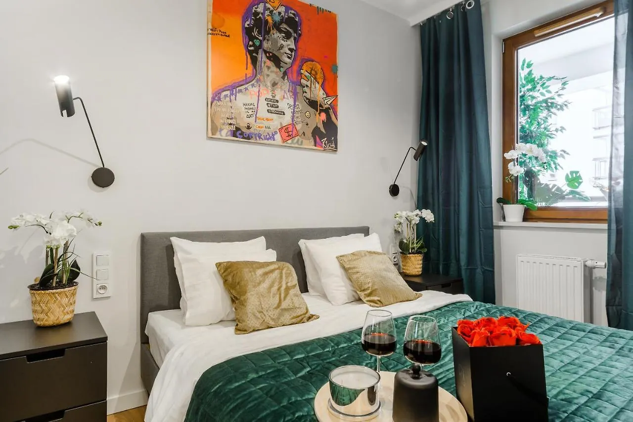 Modern Apartments With Access To The Pool Near Rondo Daszynskiego Station Varsovie