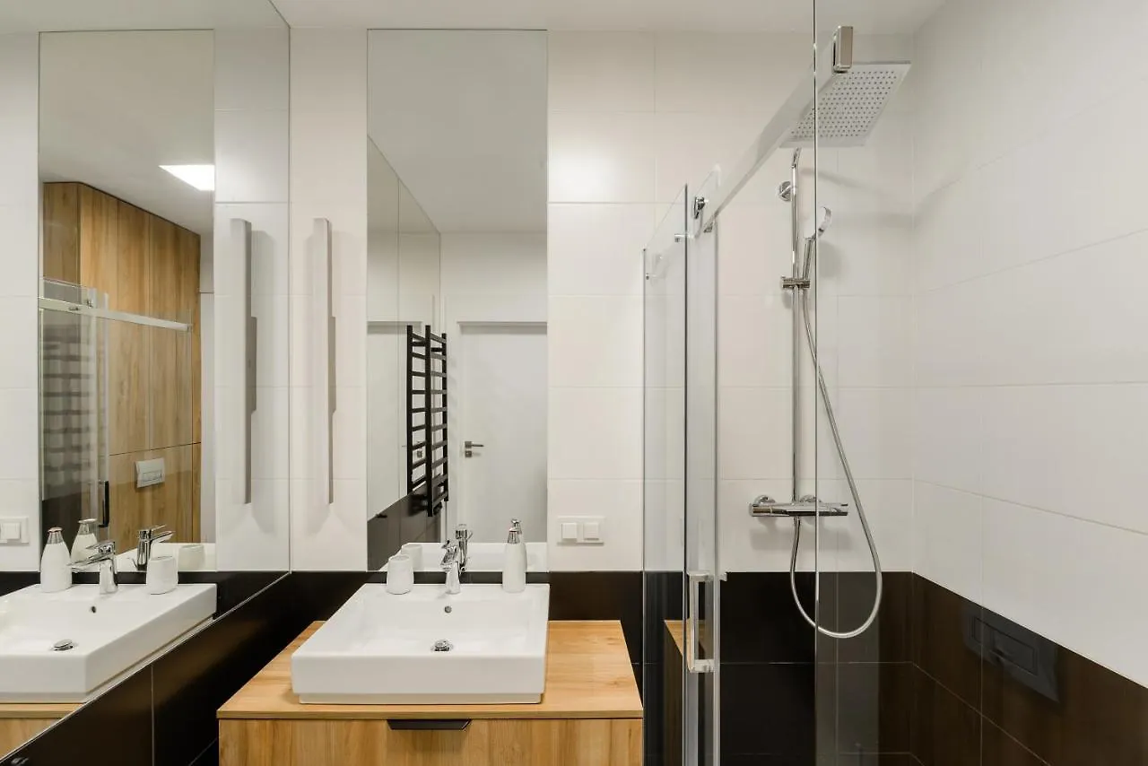 Modern Apartments With Access To The Pool Near Rondo Daszynskiego Station Varsovie